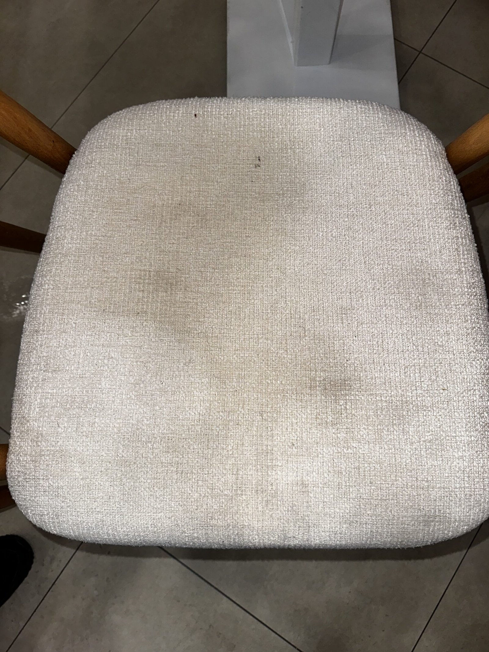 Chaise en tissu tachée avant nettoyage professionnel à domicile à Bruxelles