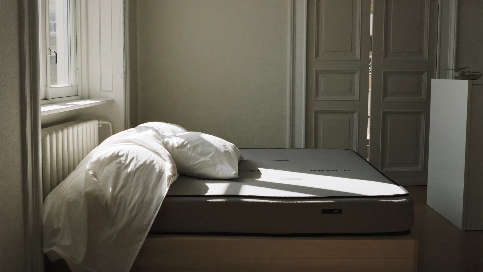 Matelas avec housse de protection contre les acariens dans le matelas, chambre ensoleillée — illustration