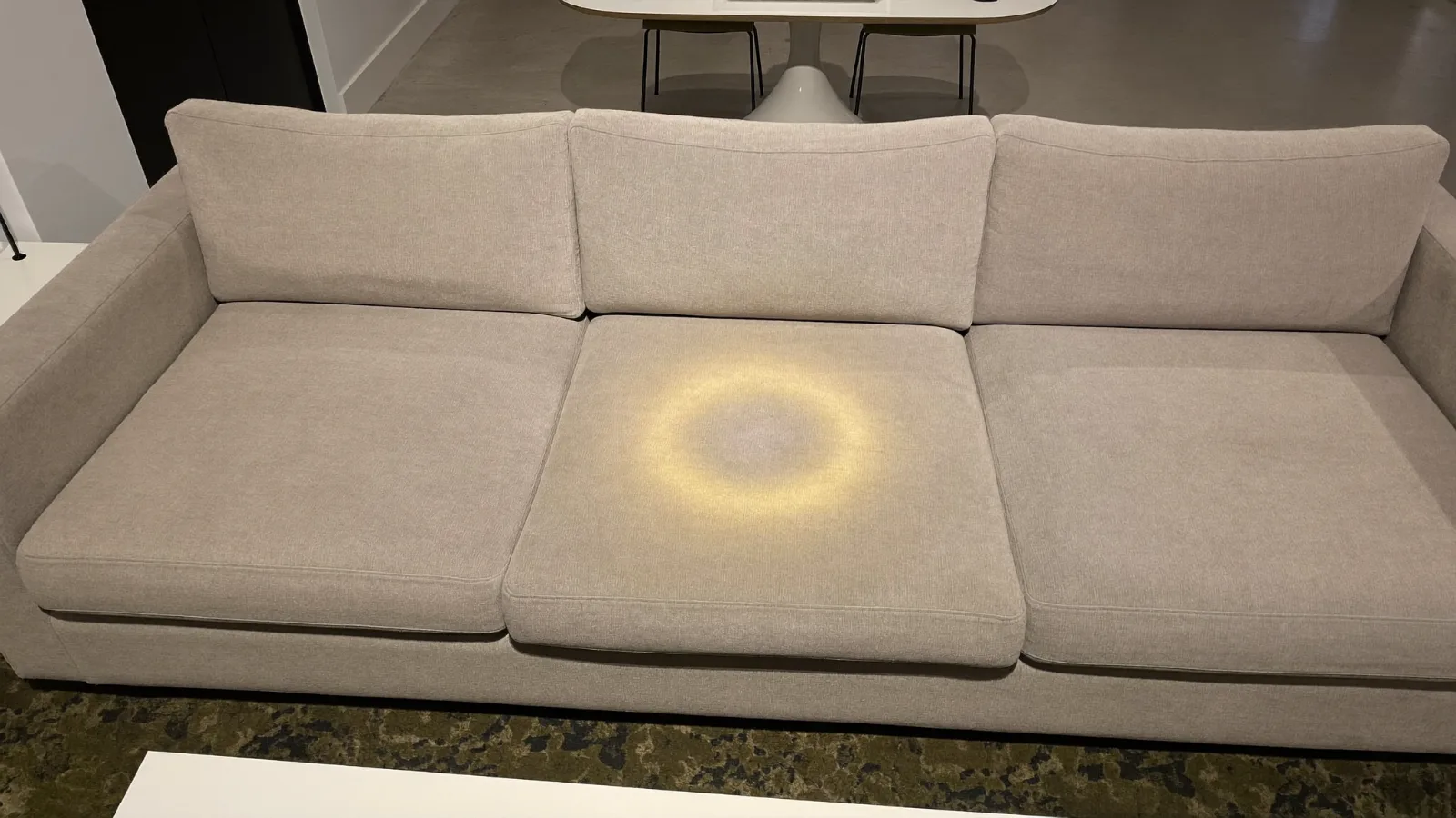 Auréole sur le canapé : cercle clair sur un coussin d assise — illustration