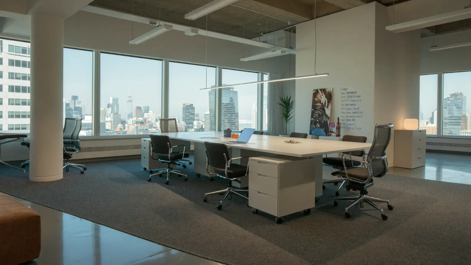 Prix nettoyage moquette Bruxelles pour bureaux : open space avec moquette grise — illustration