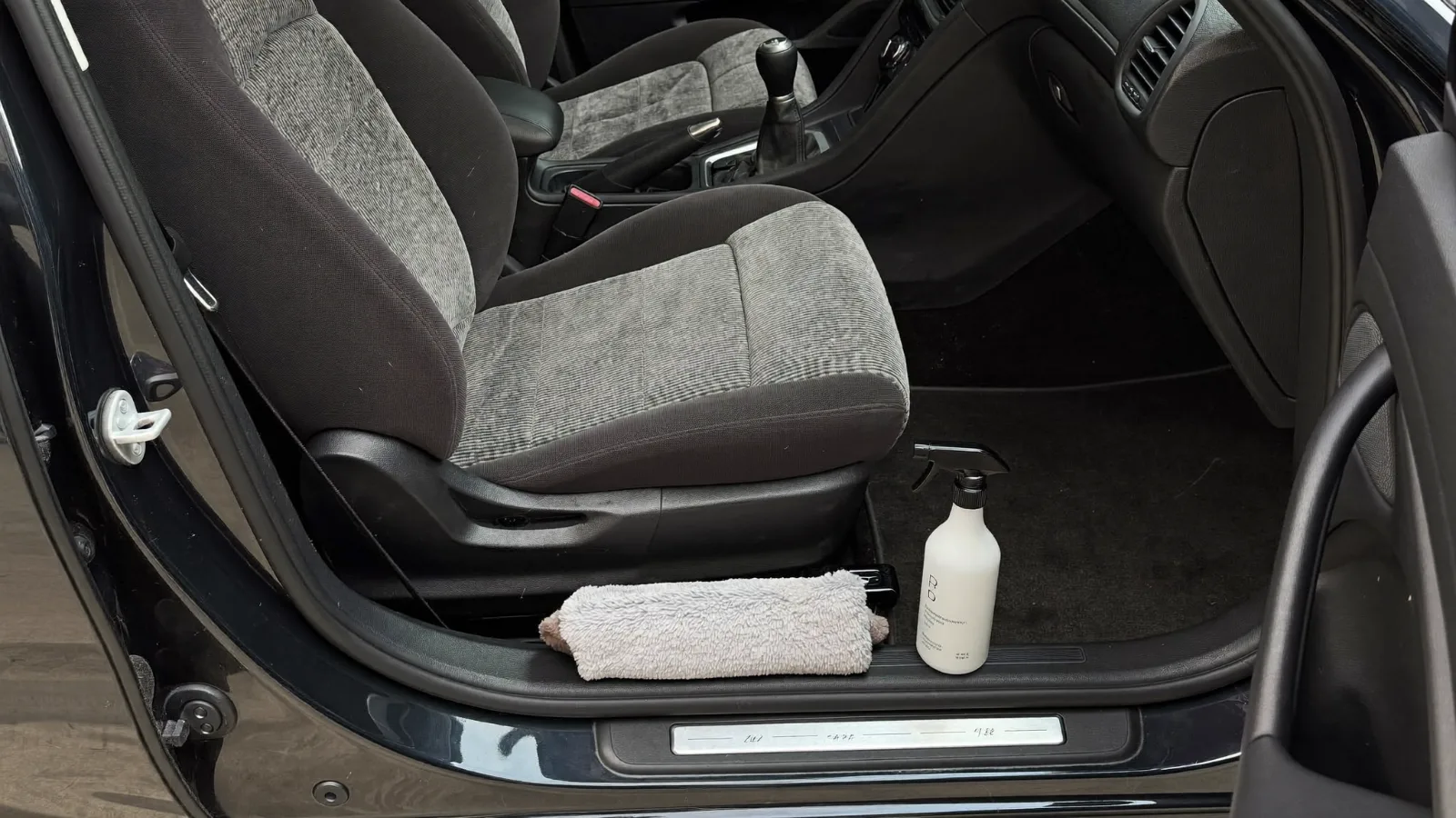 Sièges en tissu à traiter après une odeur de vomi dans la voiture — illustration