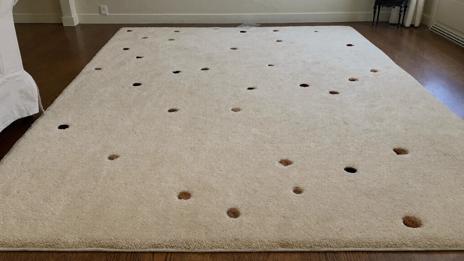 Taches de tapis fréquentes sur un tapis clair de salon — illustration