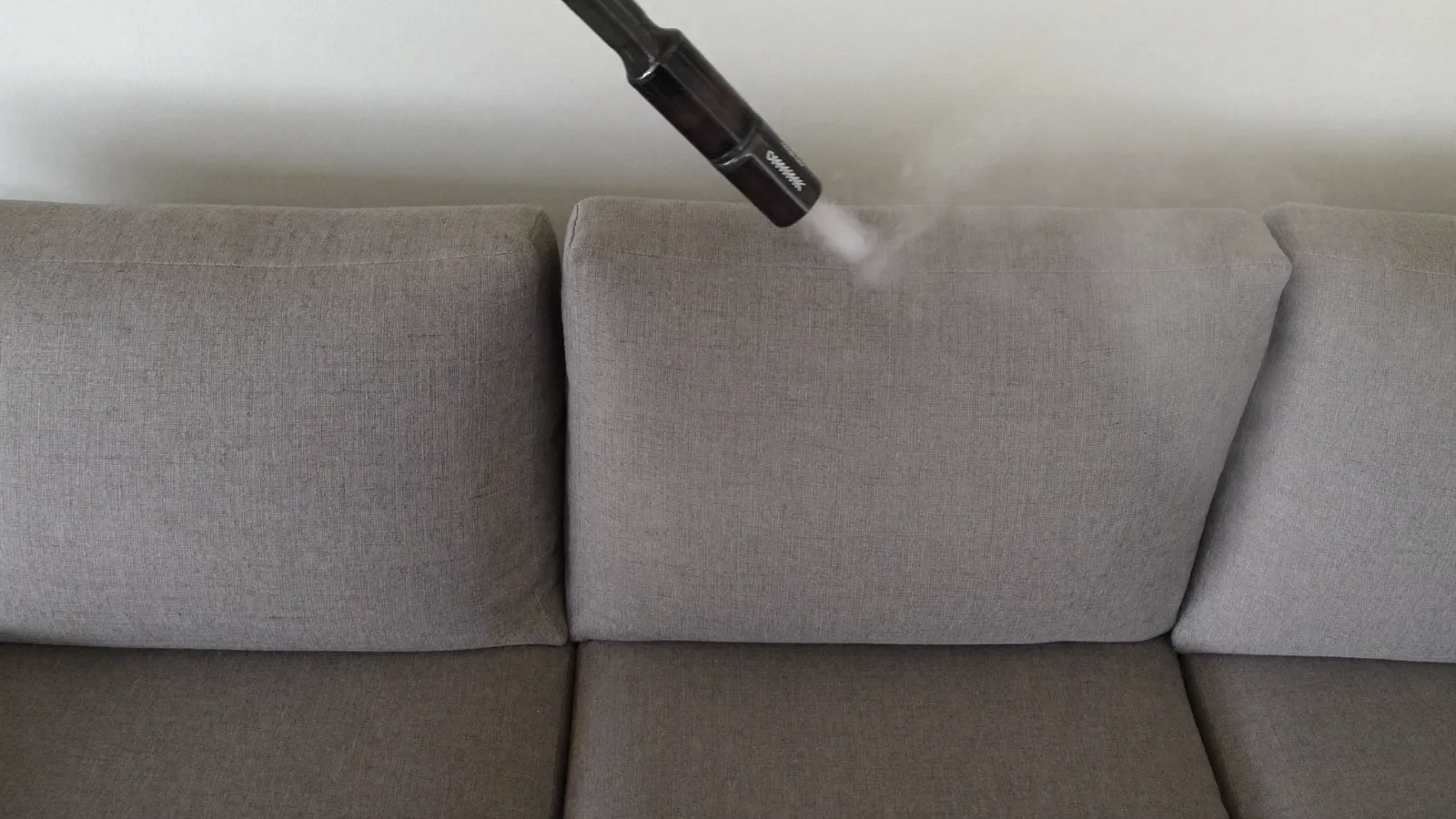 Stay Clean Bruxelles : nettoyage par injection-extraction, buse vapeur sur canapé — illustration