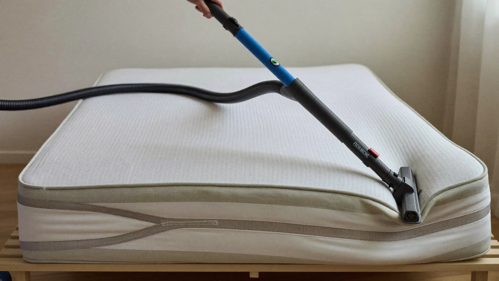 Vapeur contre les punaises de lit : buse vapeur sur matelas nu — illustration